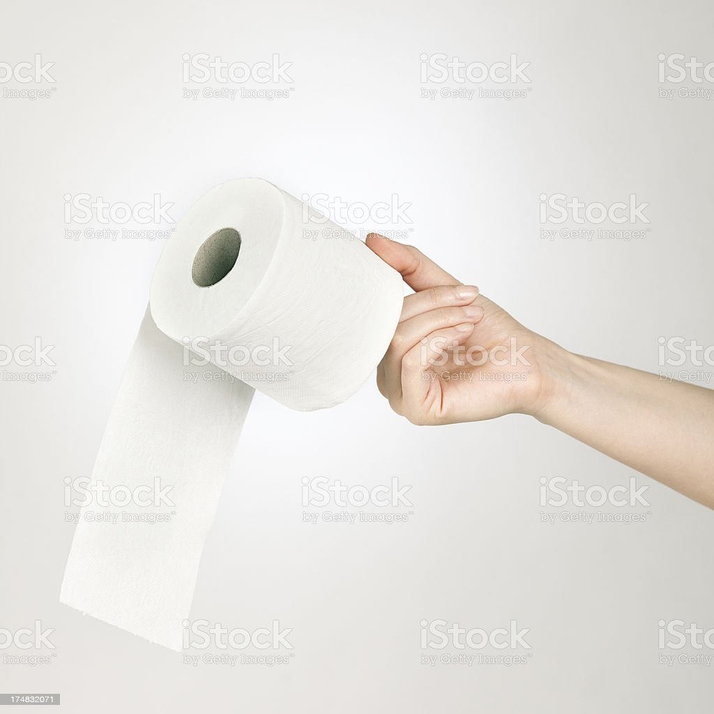 Рулон туалетной бумаги в руке