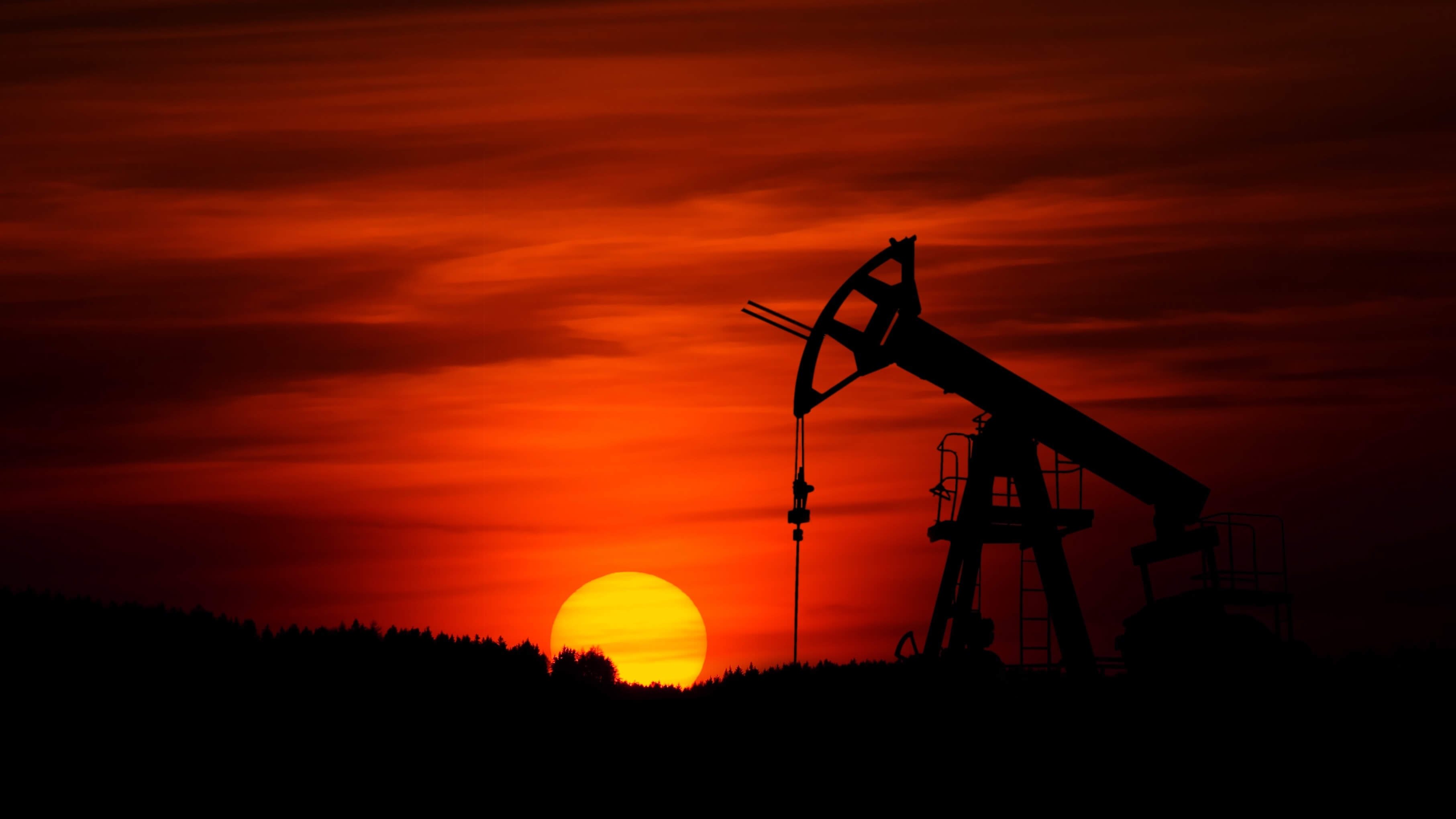 Нефтяные вышки на закате