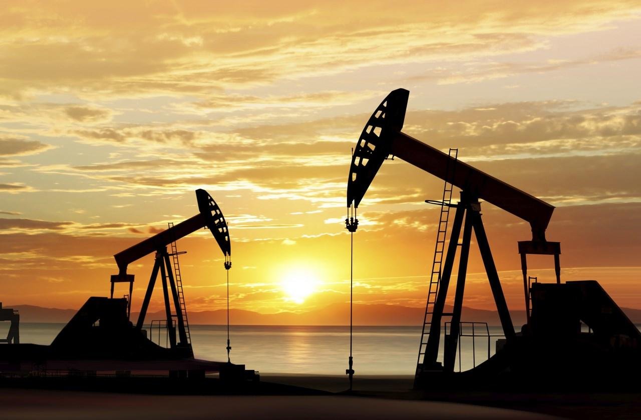 Нефтяные вышки на закате