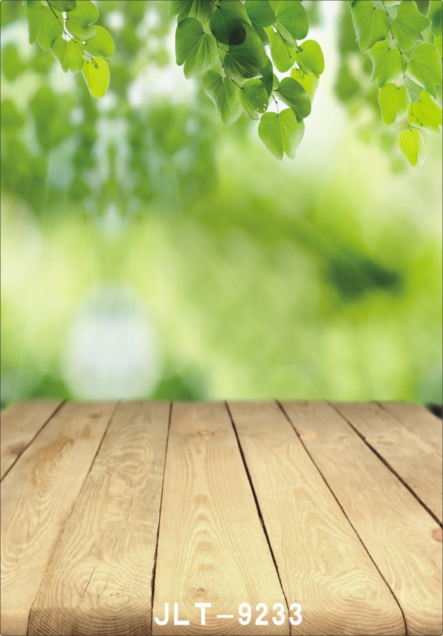 Зелень на деревянном столе