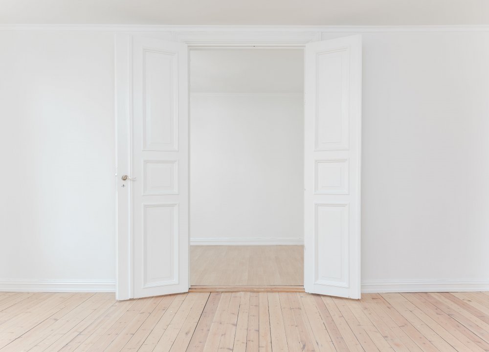 Белая комната пустая с дверью