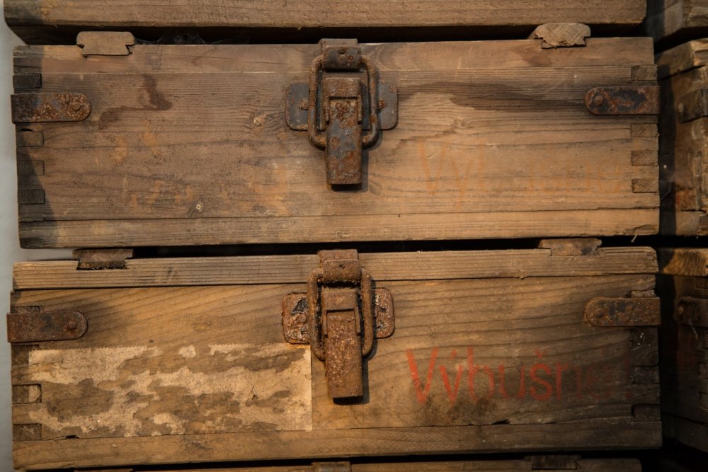 Подарочные коробки на деревянном фоне