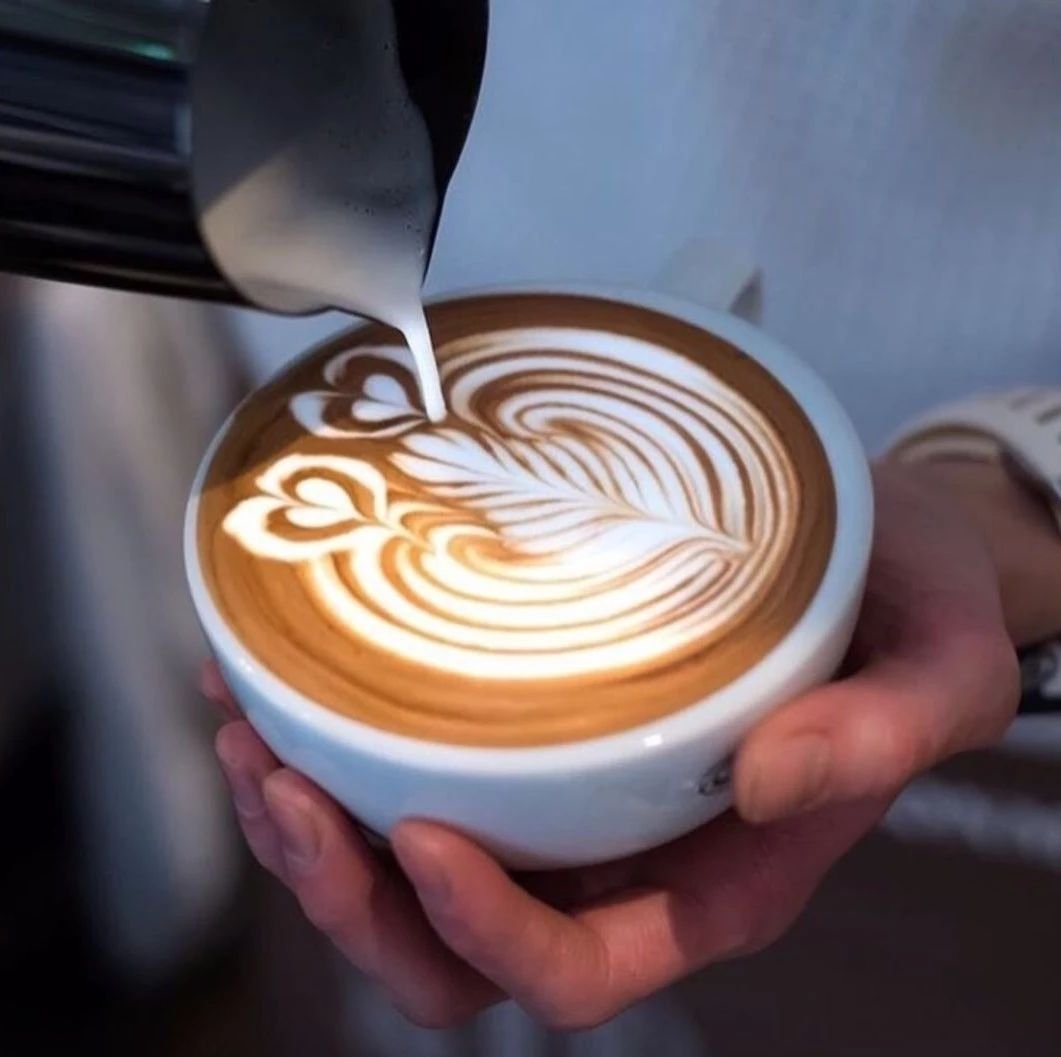 Кофе рисунки фото. Кофе Barista Art. Бариста латте арт. Латтэ 2020. Кофе бариста латте.