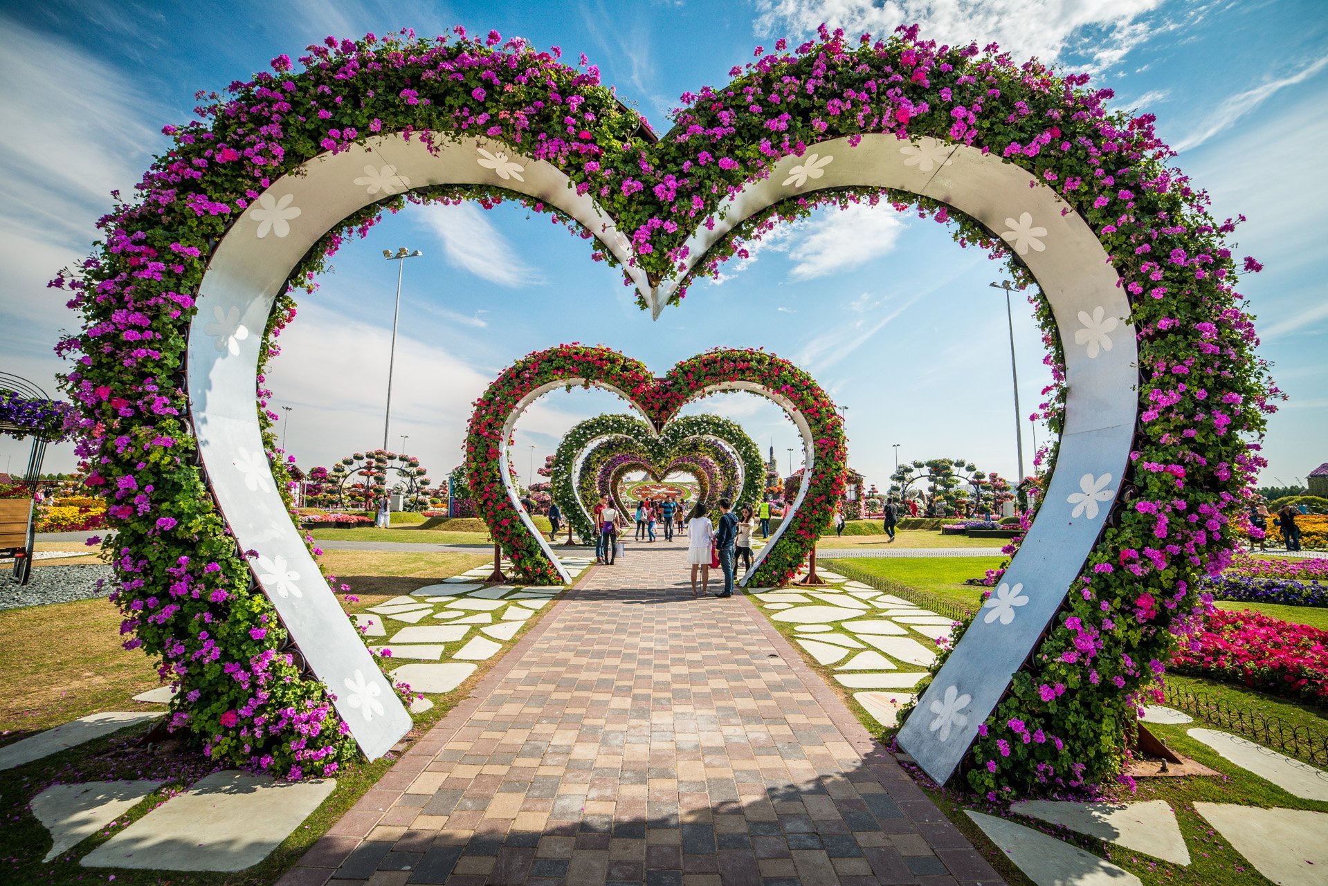 Сердце место даи. Дубайская арка парк. Miracle Garden Дубай. Парк «аллея любви» в Ярославле. Цветочная аллея Айя Напа.