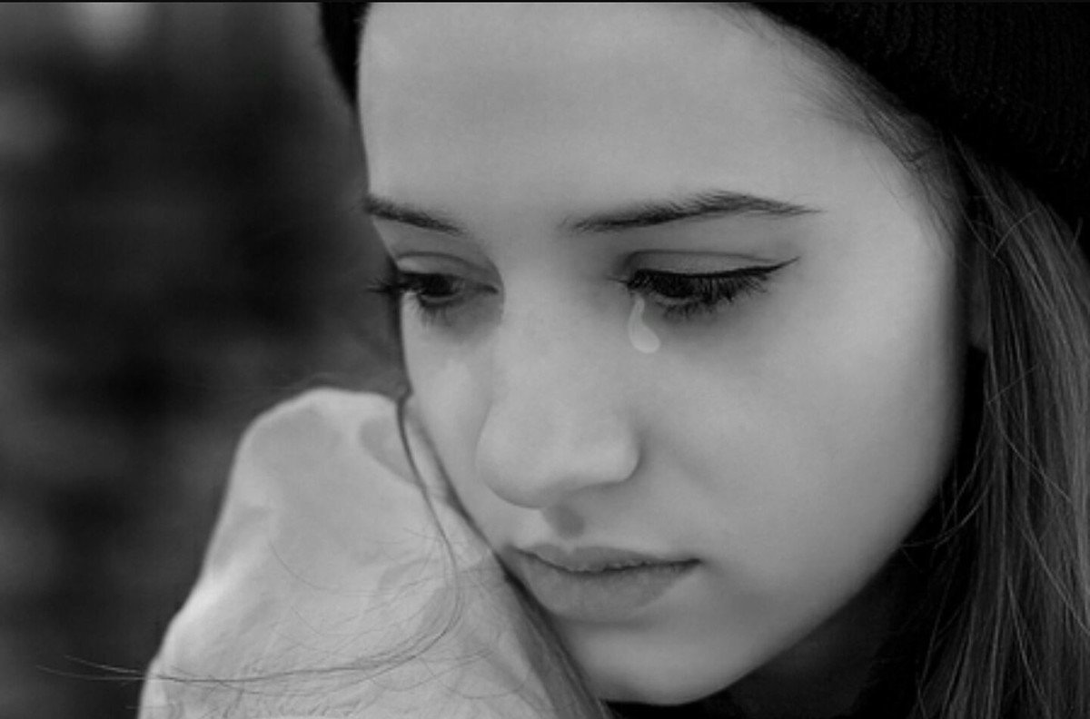 Красивая девушка плачет