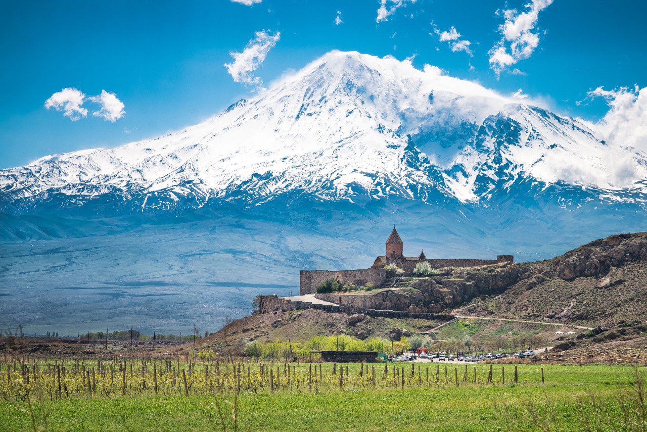 Vlv armenia. Монастырь хор Вирап. Гора Арарат в Армении. Гора Арарат и хор Вирап. Хор Вирап Армения.