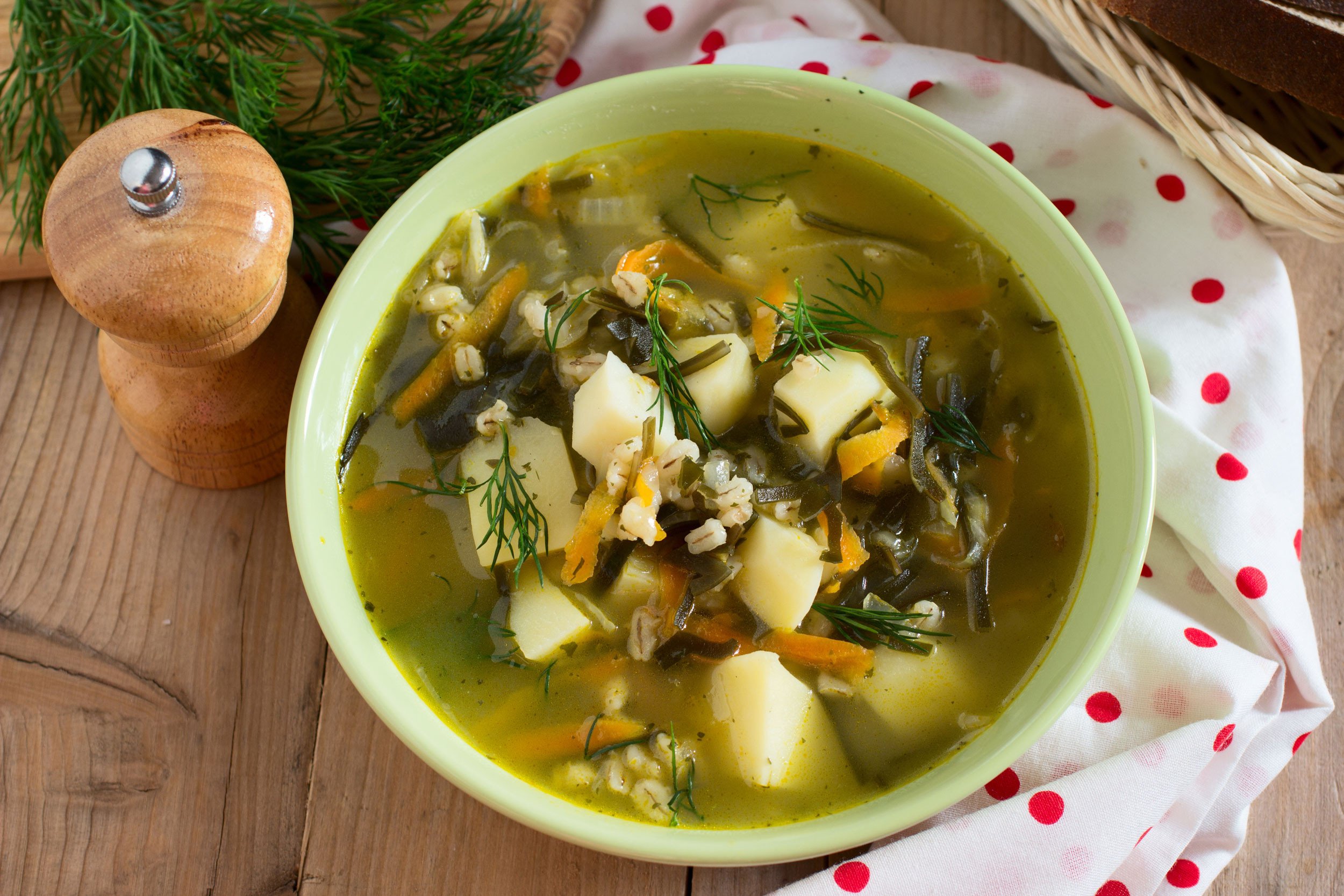 Рассольник с перловкой и солеными огурцами рецепт. Рассольник с перловкой и солеными огурцами. Будзяцкий рассольник. Суп с перловкой и солеными огурцами. Суп с солёными огурцами.