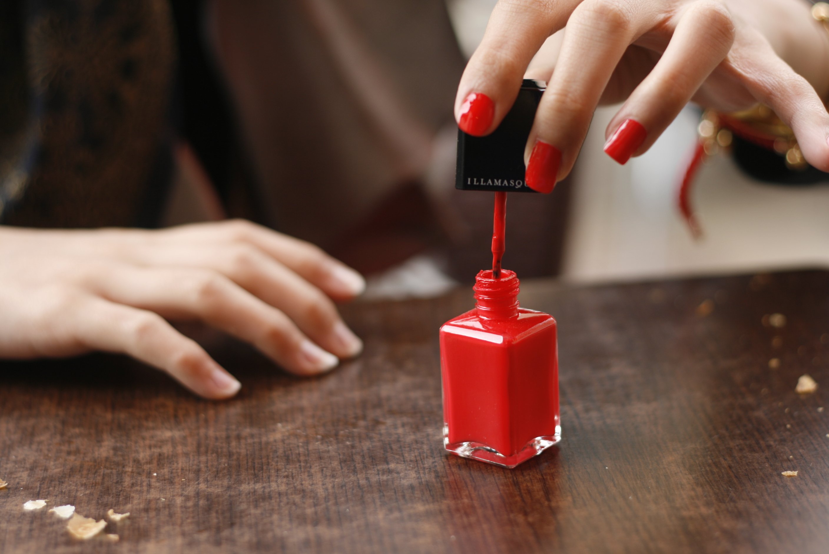 She paints her nails. Лак для ногтей. Красить ногти. Облупившийся лак на ногтях. Лак для ногтей на столе.