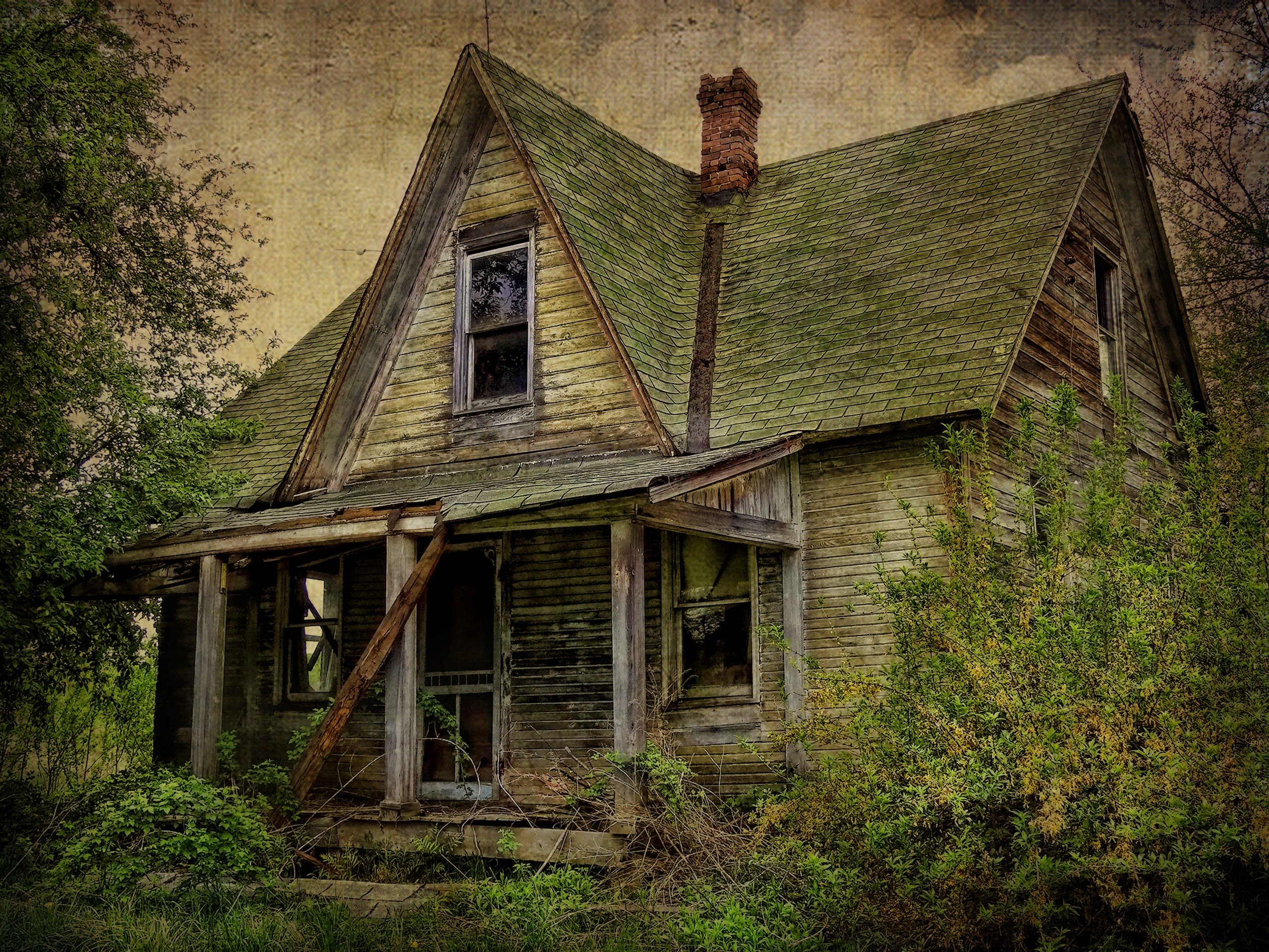 Всратый деревянный дом