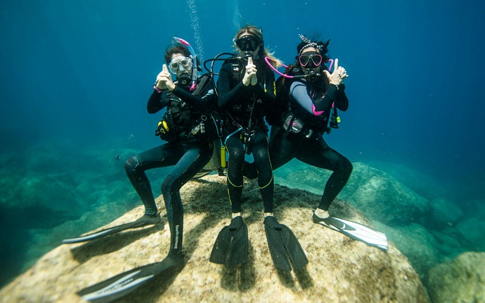 Аквалангист в море