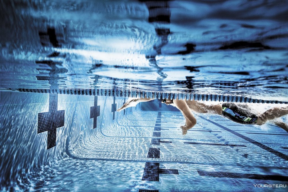 Спортивный бассейн под водой