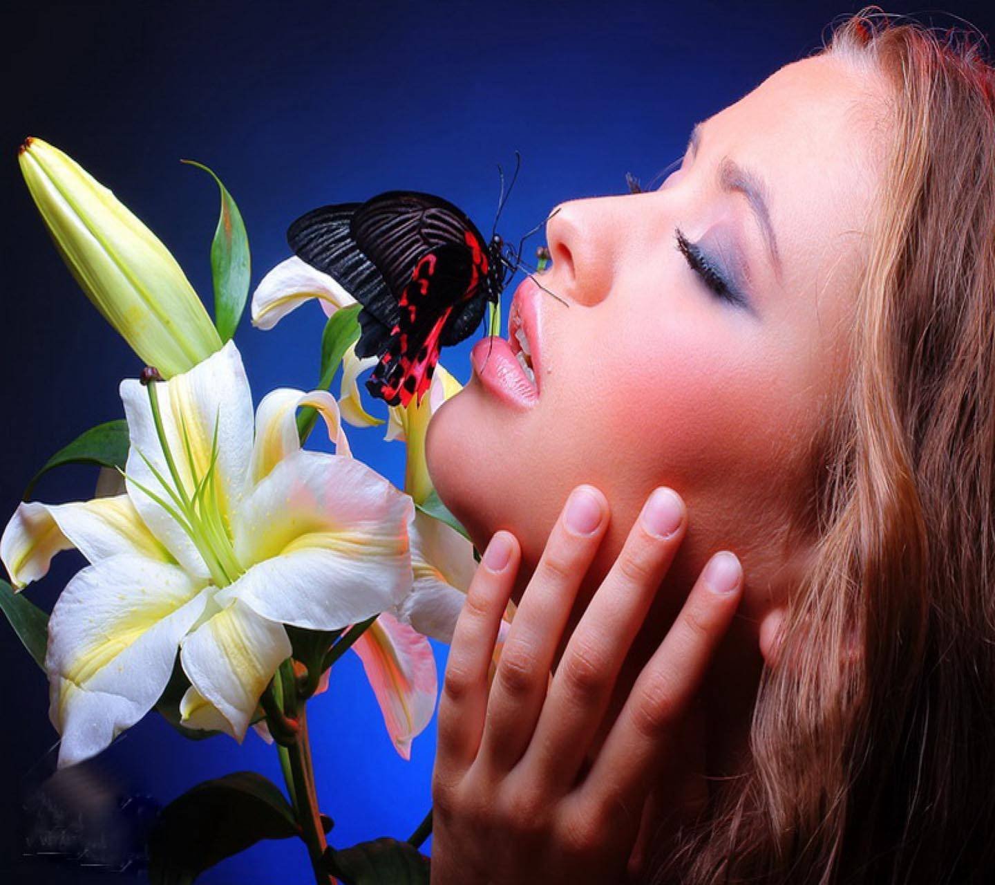 Красивая девушка с бабочками