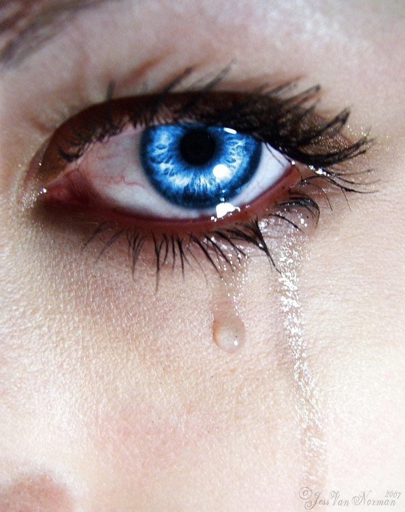 Фото девушки со слезами на глазах