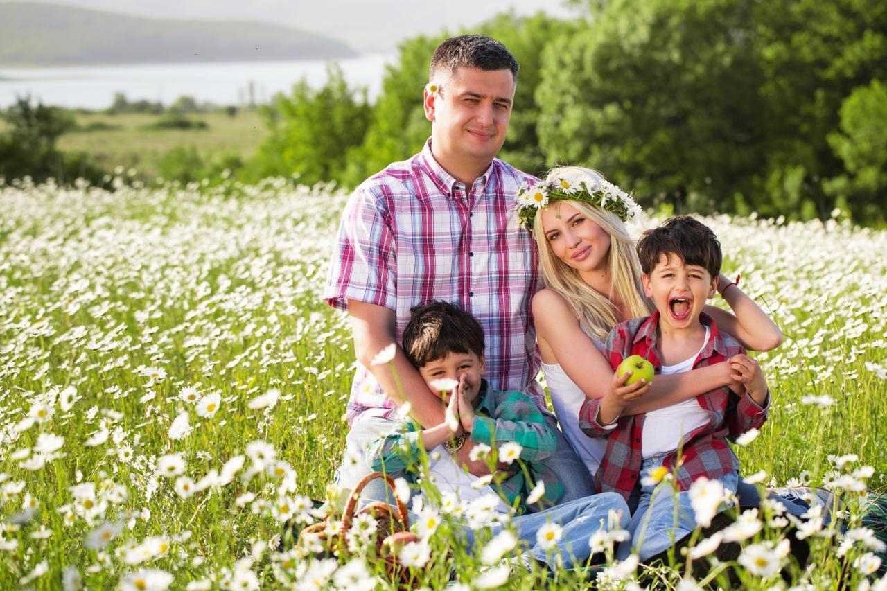 Family love play. Счастливая семья. Счастливая семья на природе. Семейная фотосессия. Семейная фотосессия на природе летом.