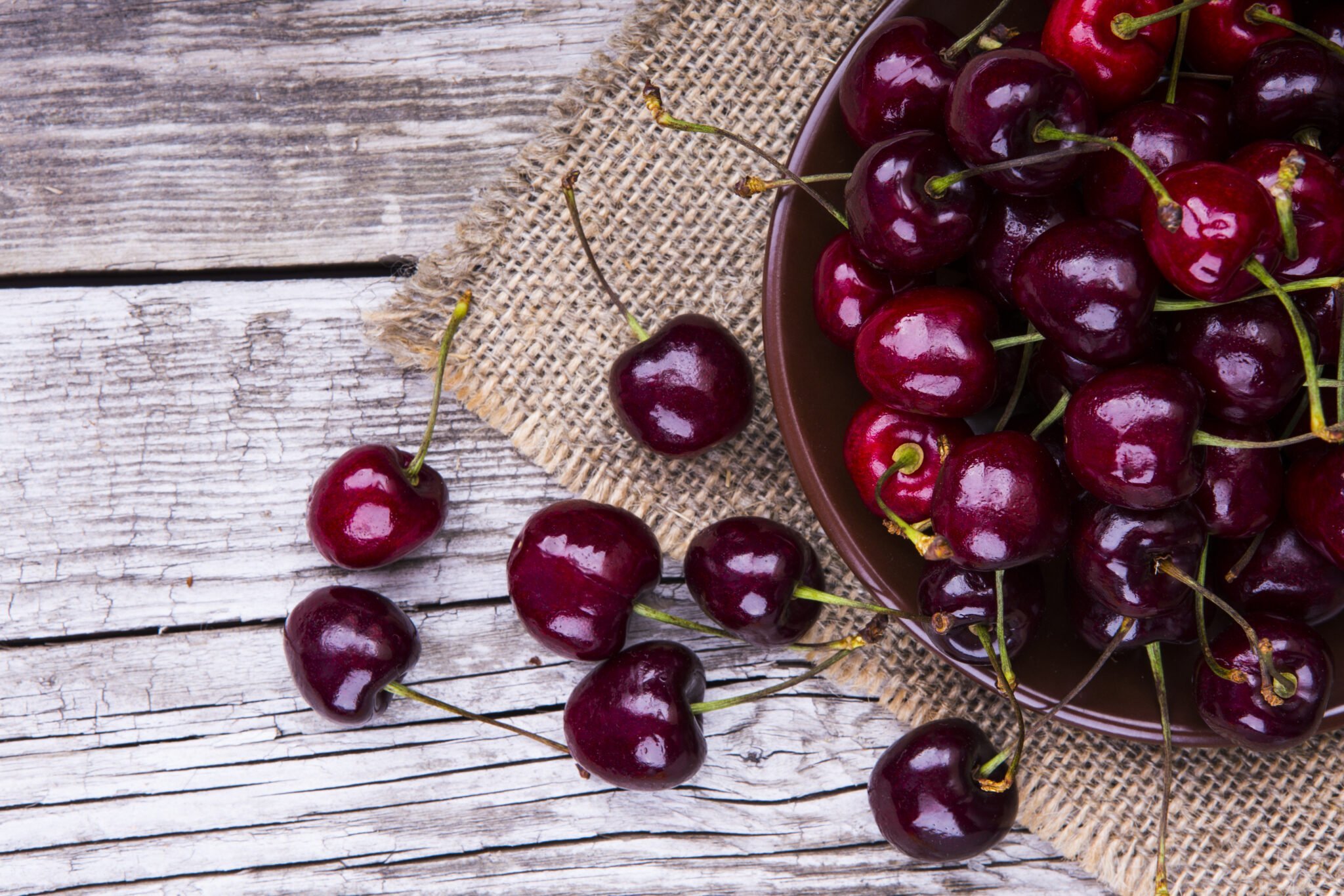 Вкусвилл черешня. Вишня и черешня. Черешня Ревеншон. Красивая вишня. Черешня ягоды.