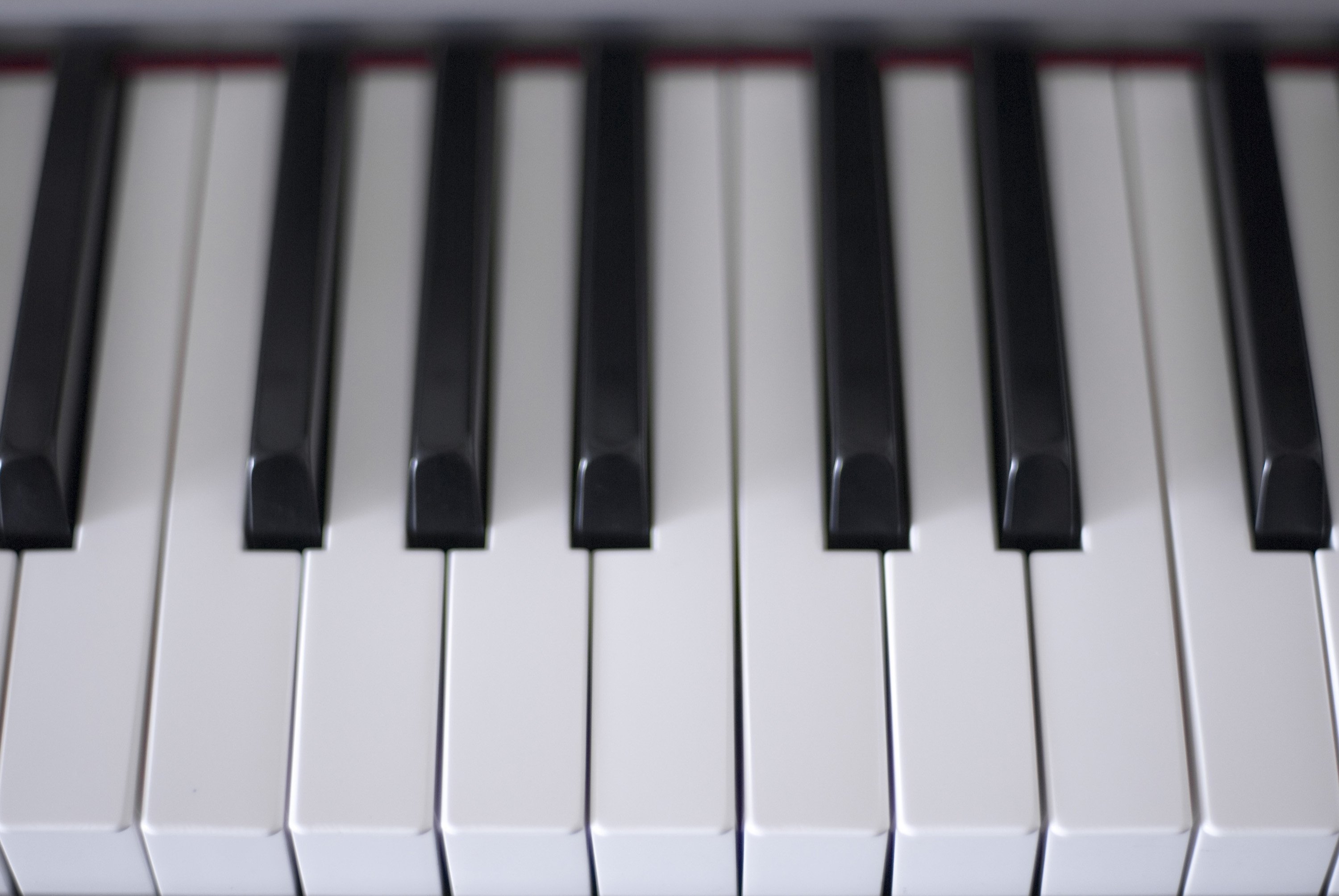 Клавиатура рояля с нотами
