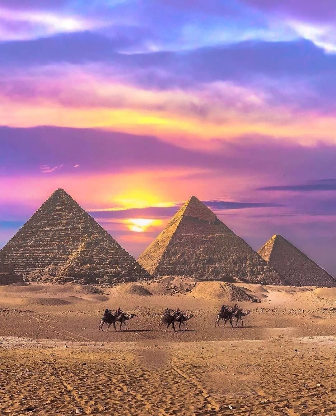 Пирамида хеопса видео. Пирамида Гиза Египет. Египет Хеопса пирамида рассвет. Каир древний Египет пирамиды. Пирамида Хеопса Эль-Гиза.