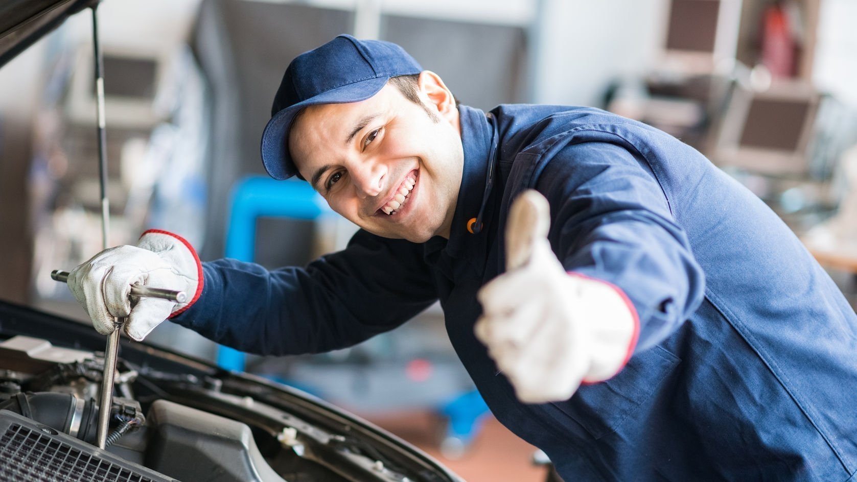 Mechanical mechanic. Автослесарь. Слесарь по ремонту автомобилей. Профессия автомеханик. Автосервис автомеханик.