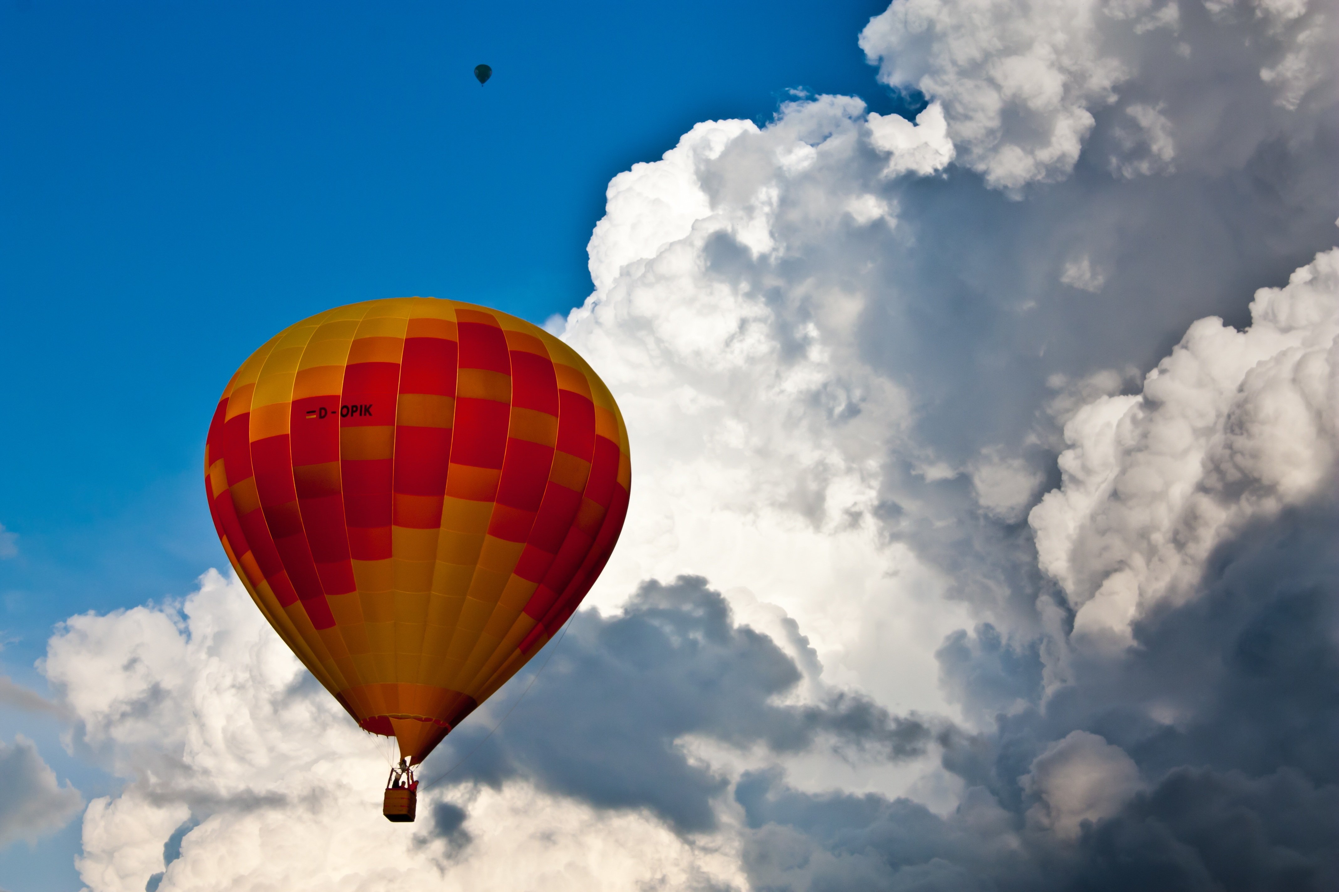 Трос воздушного шара. Воздушный шар. Воздушный шар с корзиной в небе. Летающий воздушный шар. Воздушный шар падает.