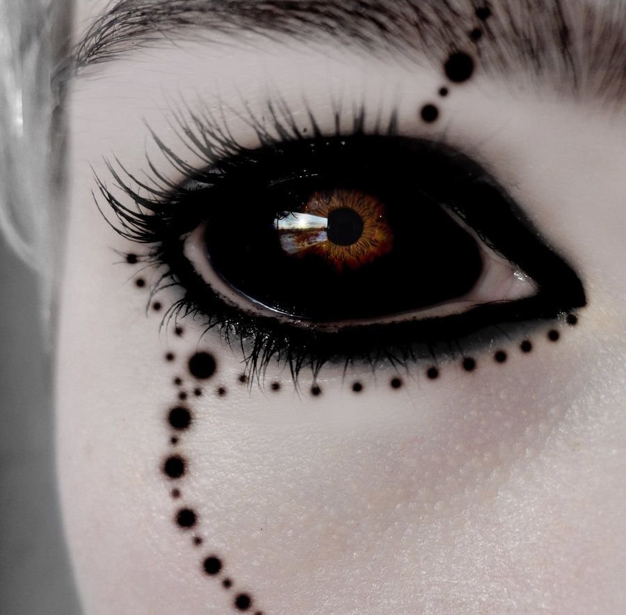 Черные демонические глаза