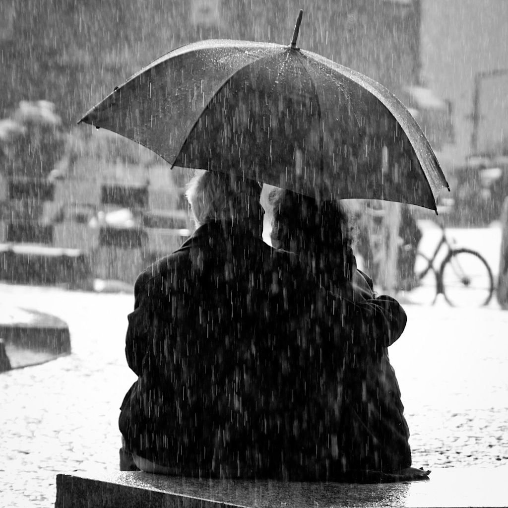 Парень и девушка под зонтом