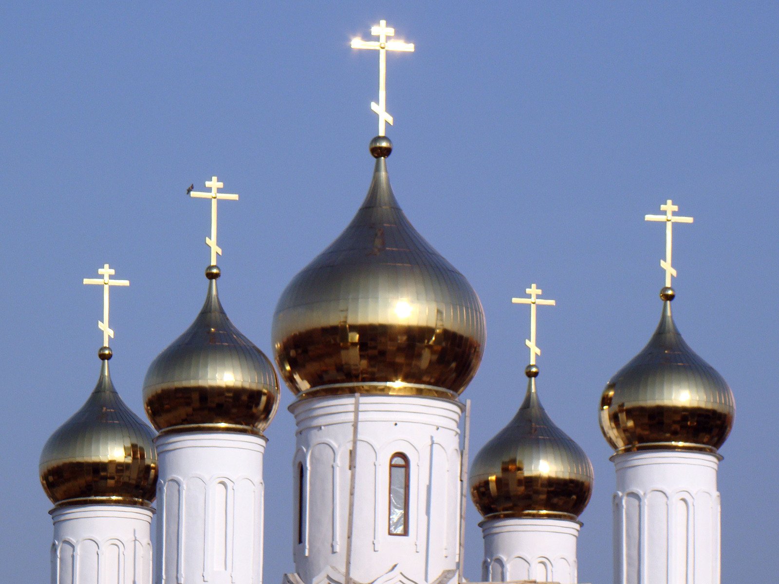 Белый православный храм