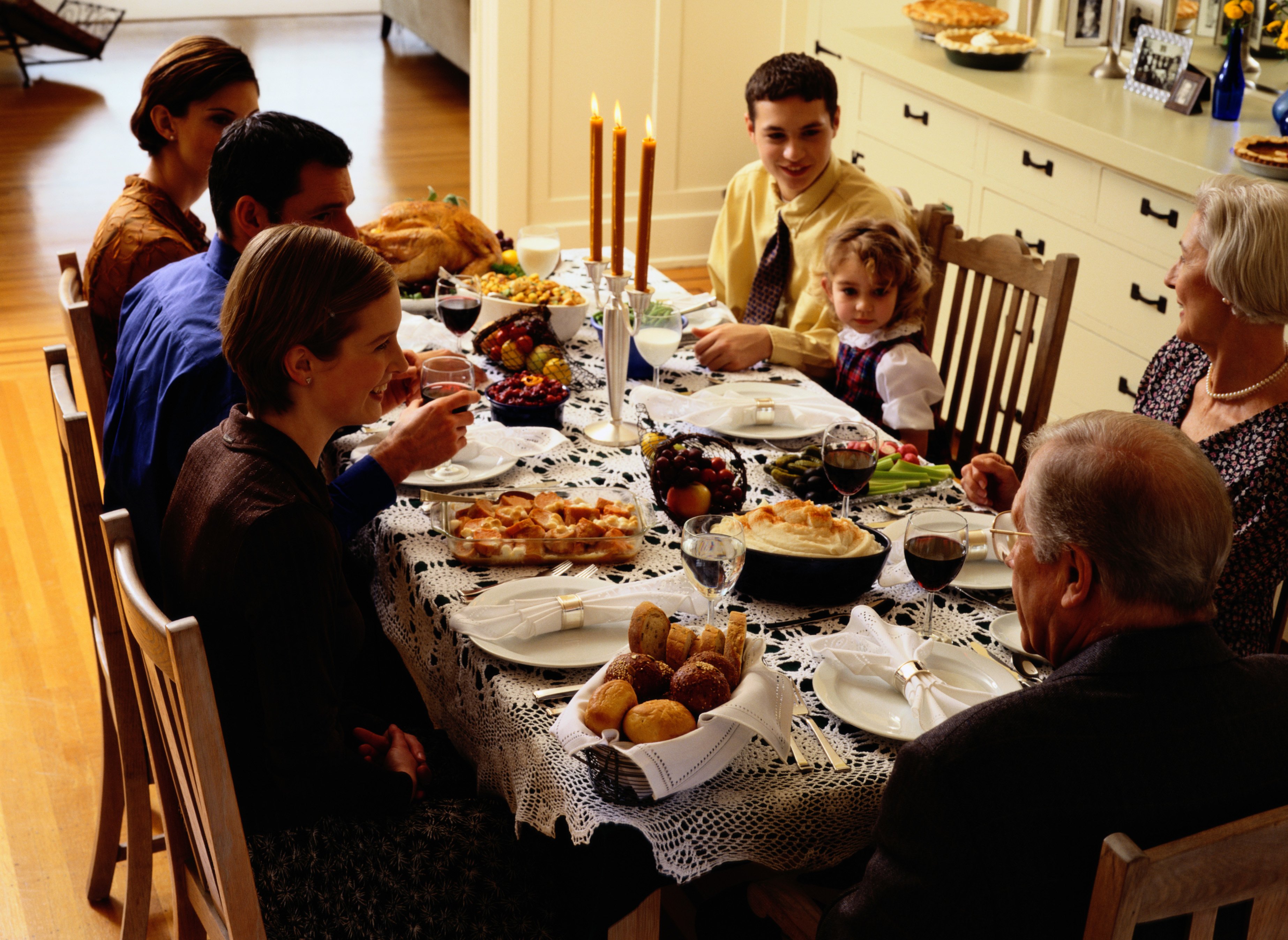 Снится застолье много. Семейное застолье. Семья за столом. Семья за праздничным столом. Семейный ужин.
