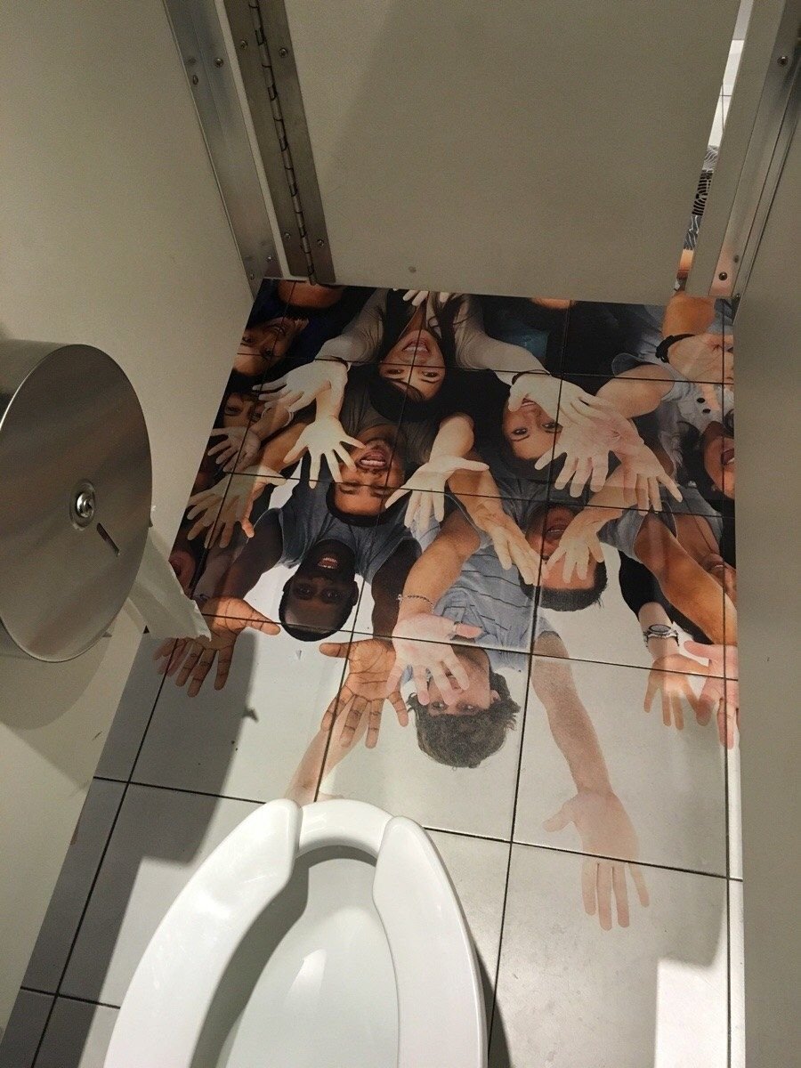 Необычный потолок в туалете