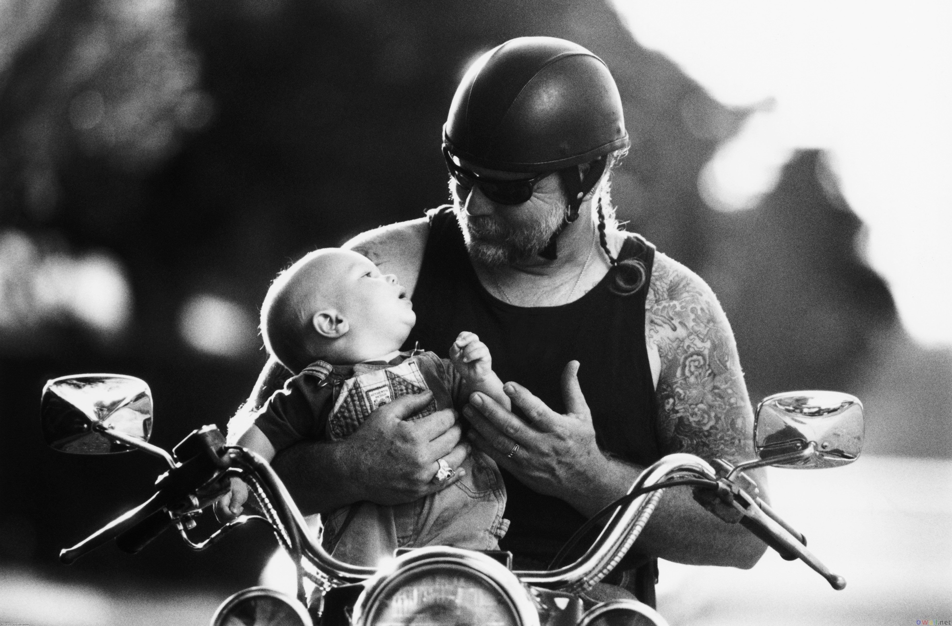 Мотоциклист с ребенком
