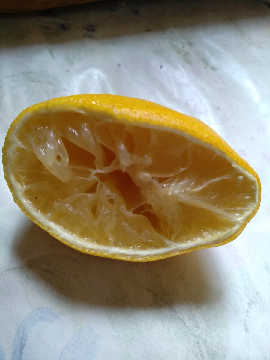 Выжимает лимон
