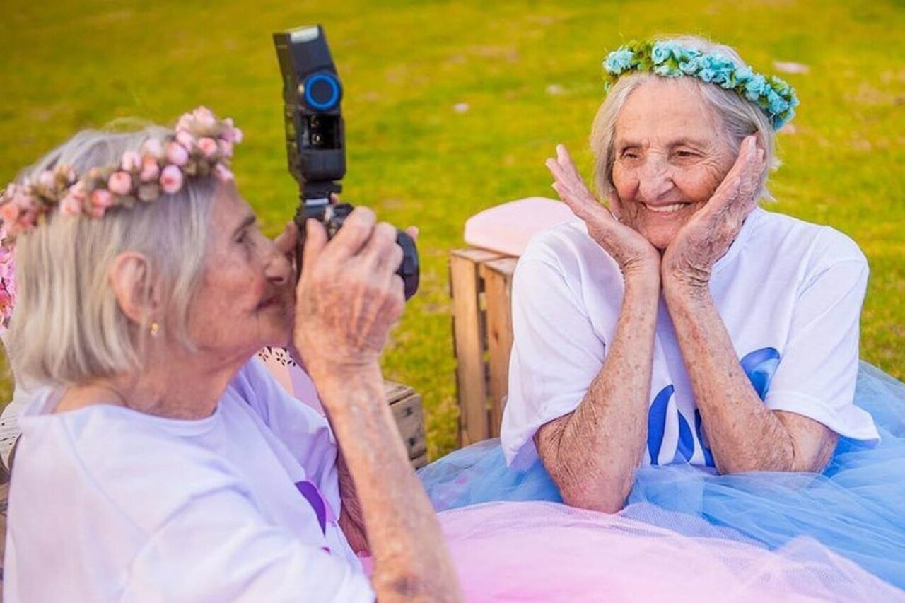 Короткие видео бабушек. Веселые пожилые. Две бабушки. Смешные старики. Веселые пенсионеры.