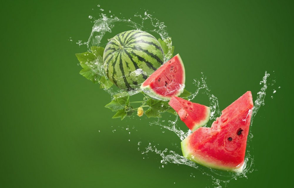 Сочные фрукты в воде