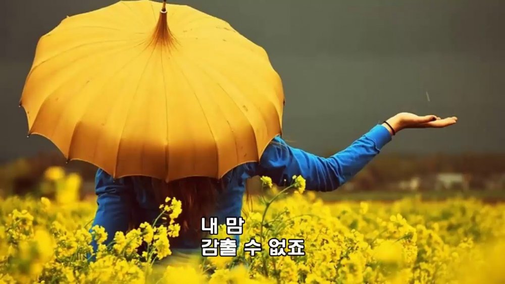 Девушка с желтым зонтом