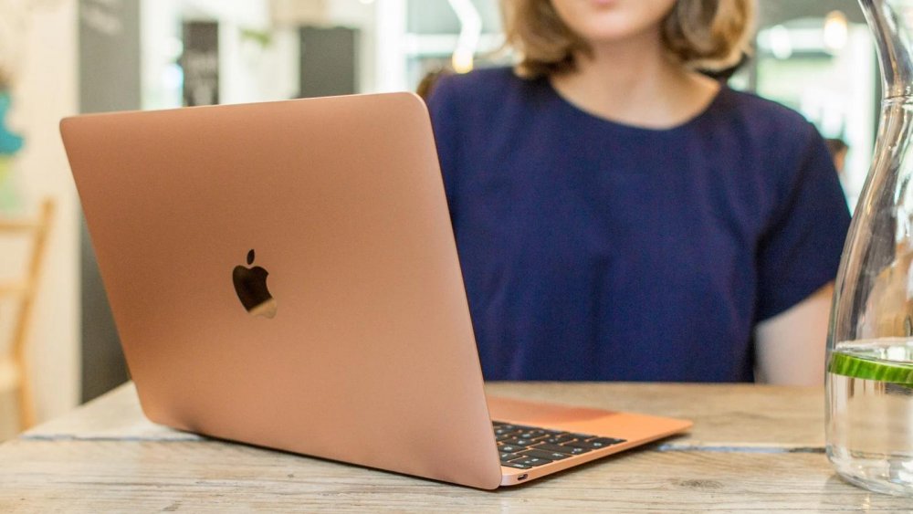 Apple MACBOOK Air 13 на столе