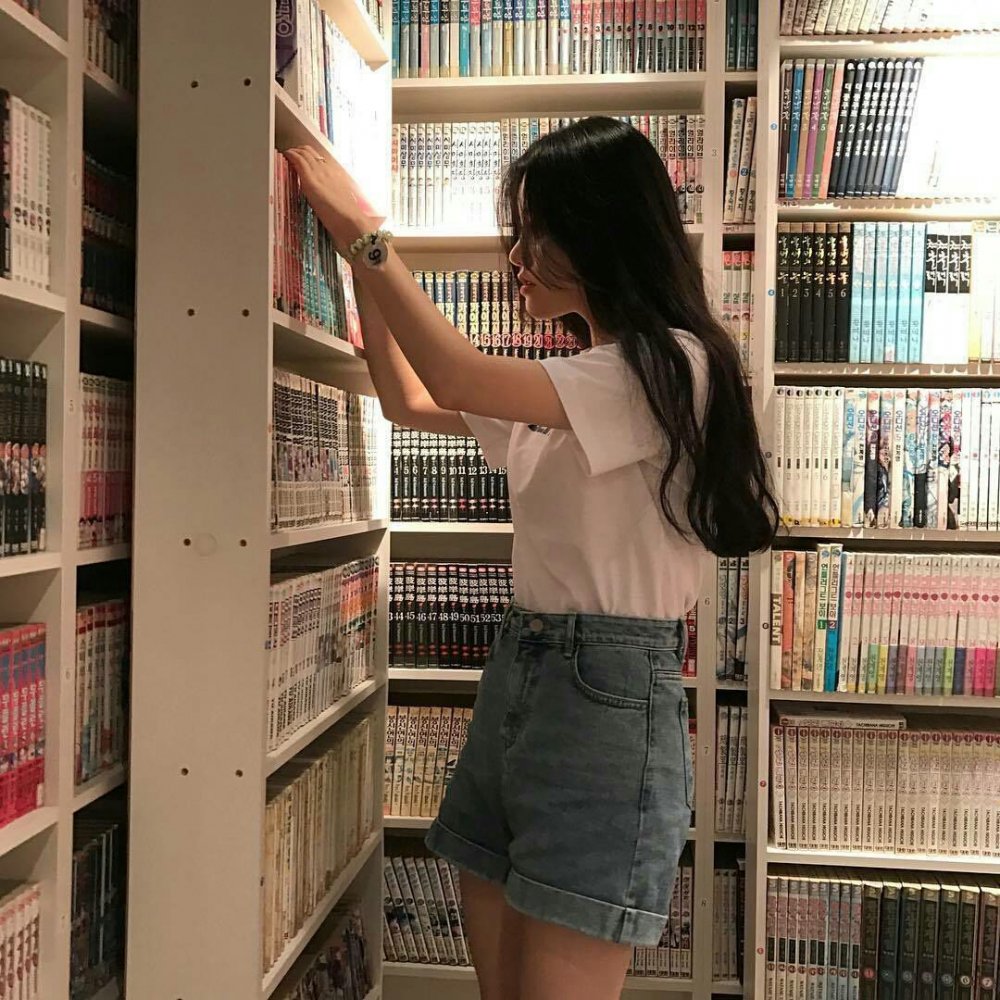 Кореянка с книгой