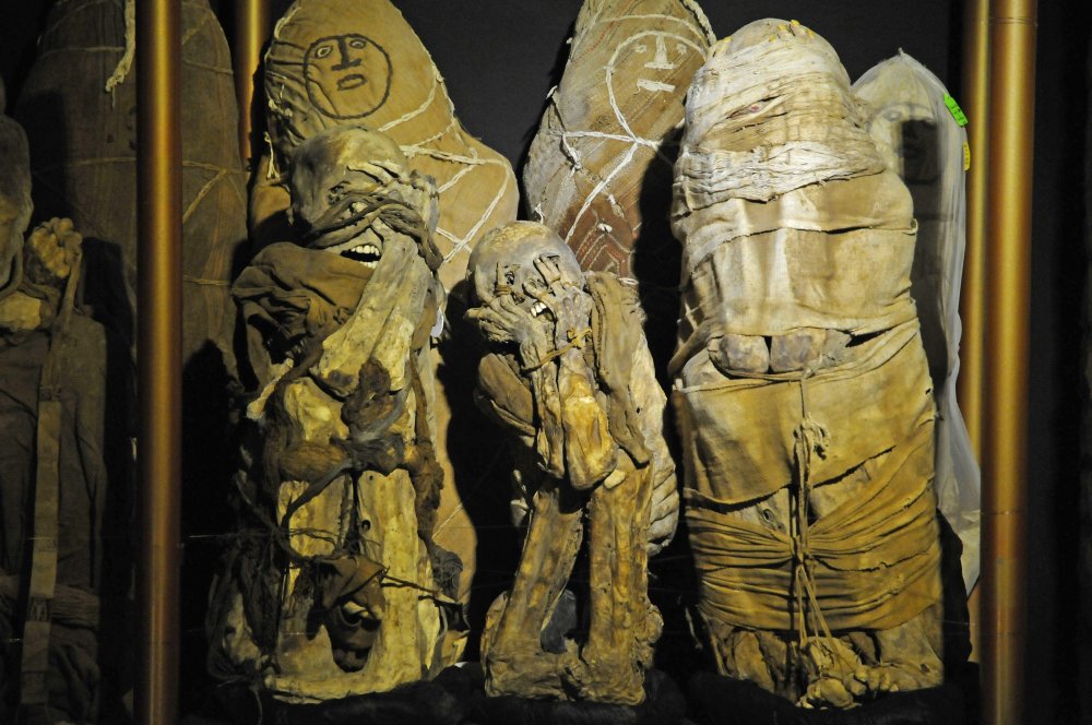 Мумия в саркофаге в древнем Египте