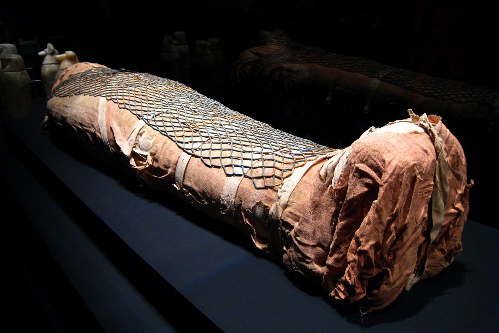 В Египте вскрыли саркофаг с мумией