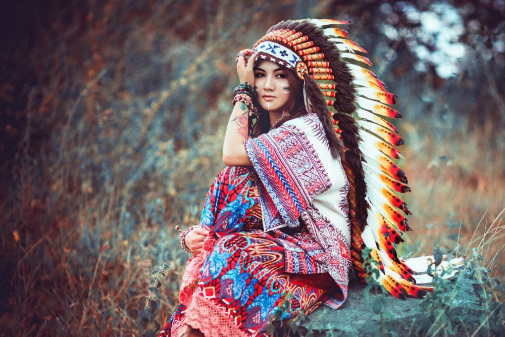Девушка с индейскими перьями