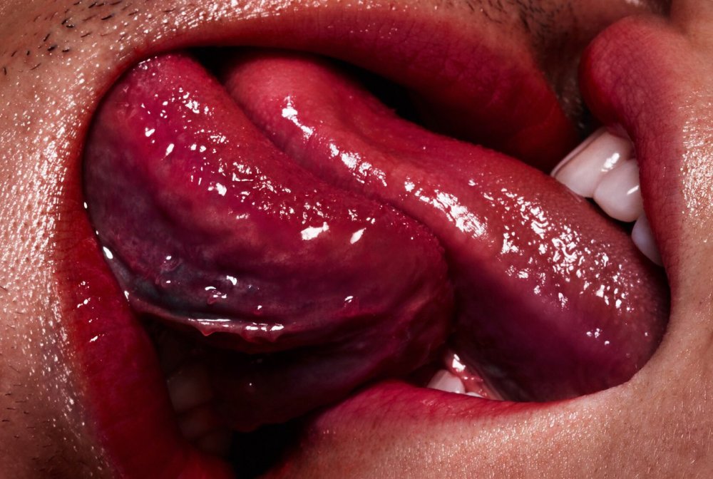 Женские губы с языком