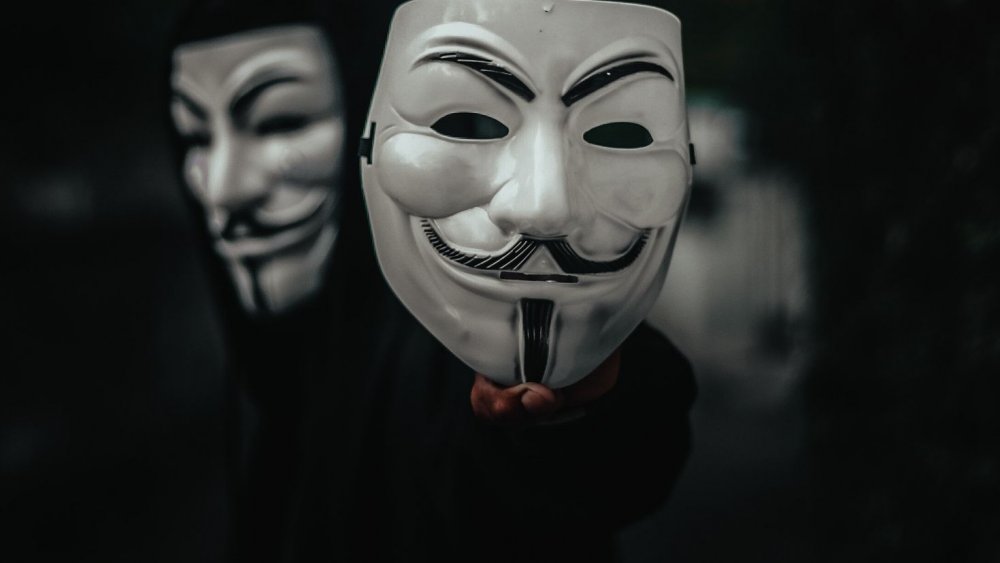 Человек в маске Анонимуса