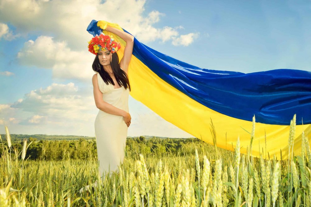 Девушка с флагом Украины
