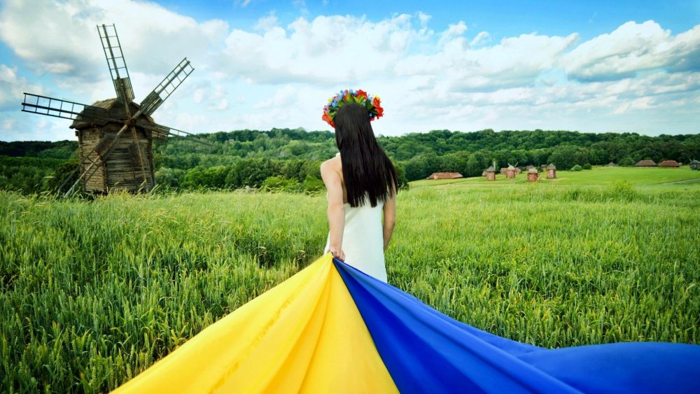 Украинская девушка в поле