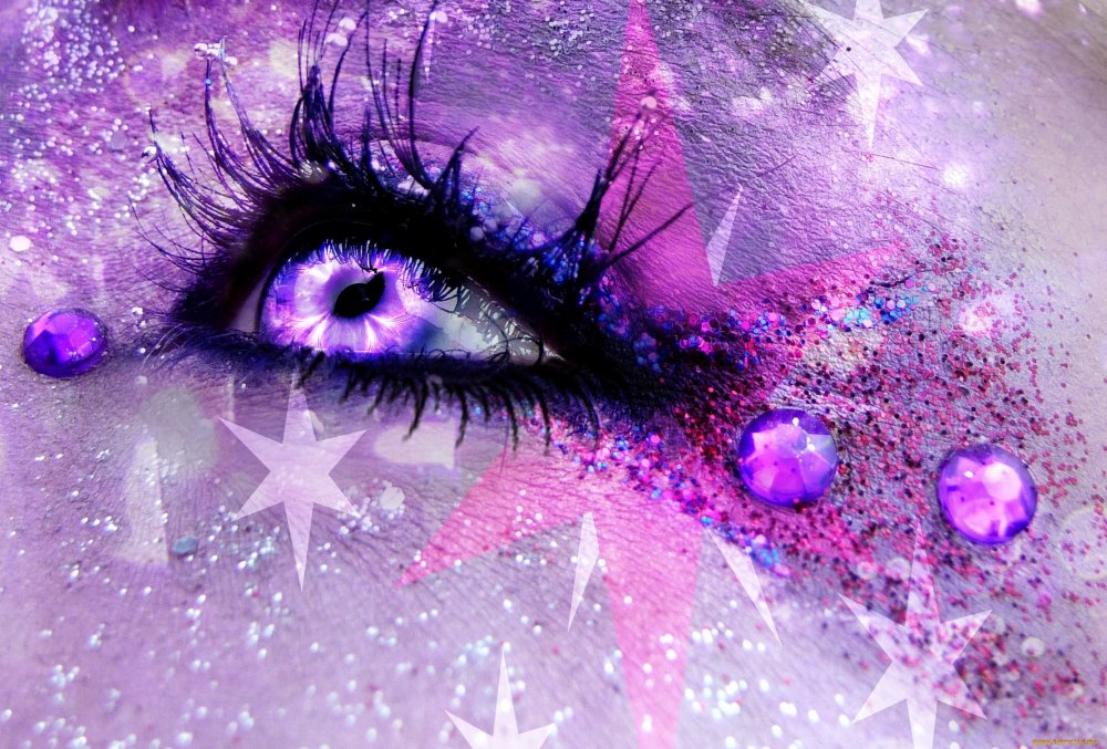 Глаз на фиолетовом фоне