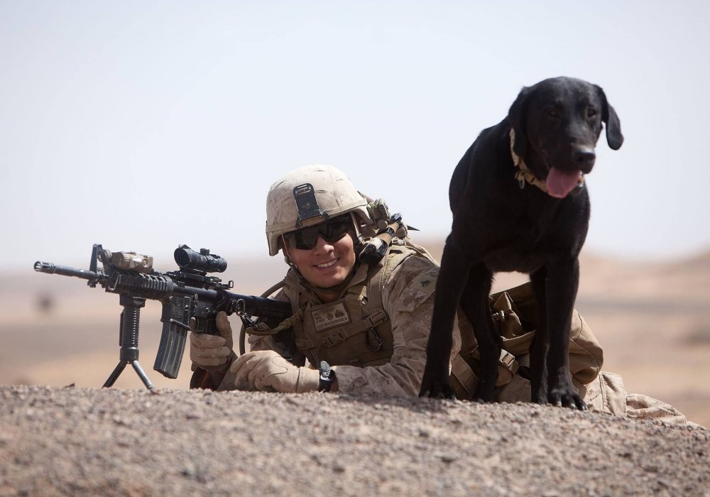 Русский военный с собакой