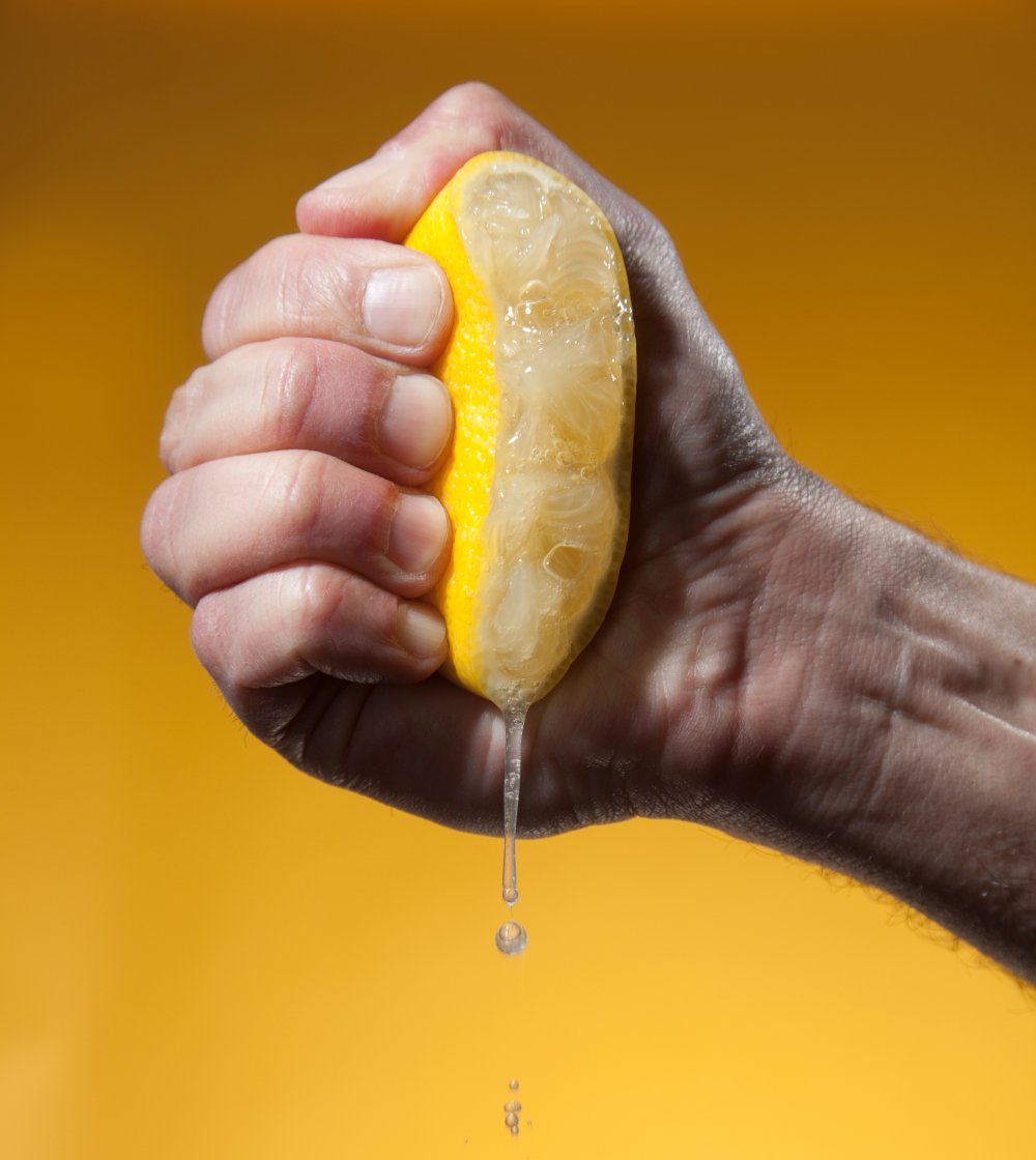 Рука выжимает лимон