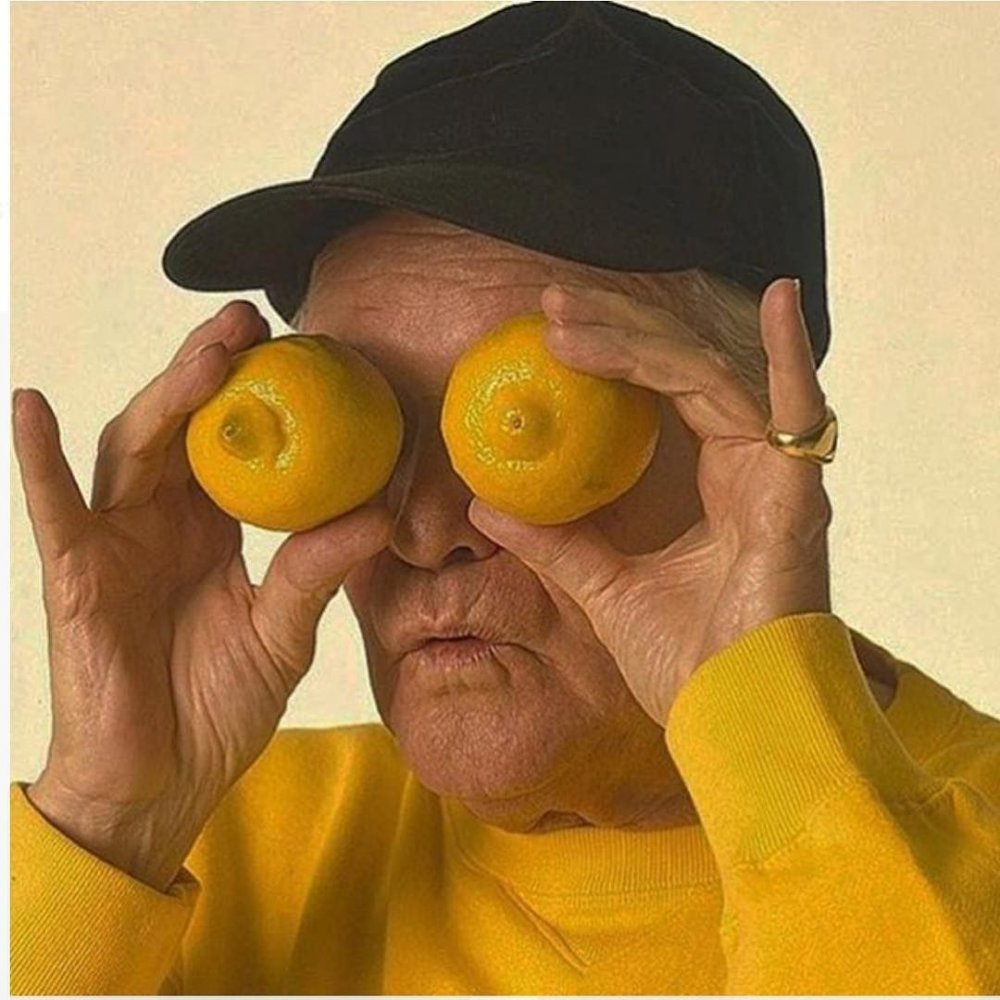 Мужчина с лимонами