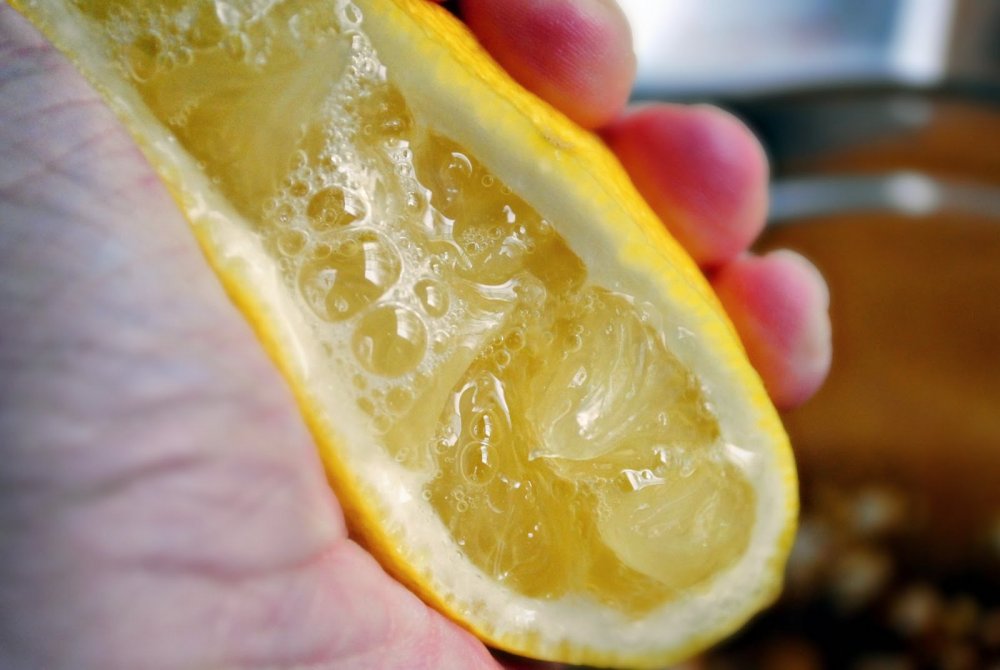 Выдавливать лимон