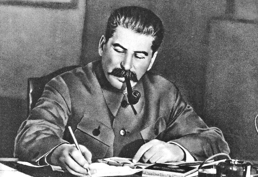 Сталин Иосиф Виссарионович улыбается