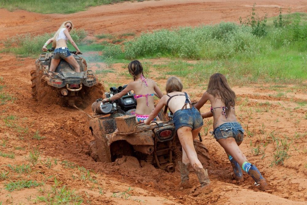 Девушки на квадроциклах в грязи