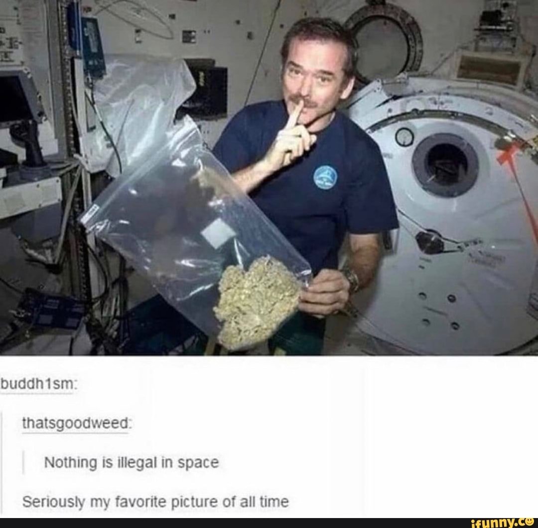Космонавт с пакетом травы